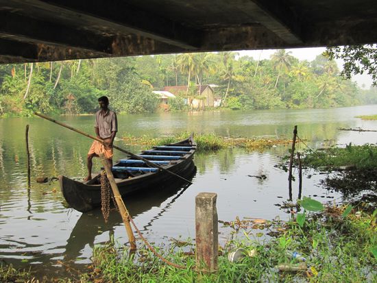 Wir waren 4 Tage in Kochi und haben dann auch eine Backwater - Tour (850 INR pp) mitgemacht. 7 Stunden mit Bus, Kanu, Hausboot und zu Fuß.
Die Backwaters sind ein verzweigtes Wasserstraßennetz im Hinterland der Malabarküste im südindischen Bundesstaat Kerala.