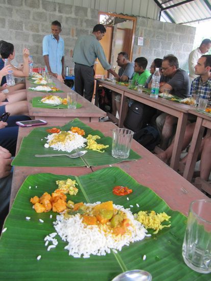 Mittagessen rein vegetarisch auf Bananenblättern. Übrigens sehr lecker.