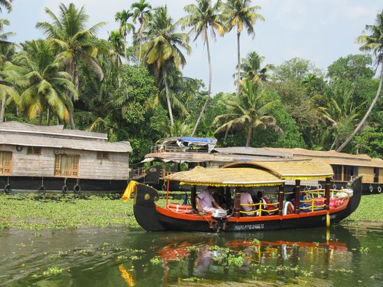 Die Fahrt ist unbeschreiblich schön. Man sieht Hausboote, jede Menge Vögel, eine herrliche Landschaft.