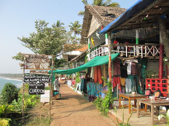 Nord ist schon sehr touristisch. Hillo läßt sich hier die nepalesischen Klangschalen erklären. Beim Shoppen erfährt man alles über heilende Edelsteine.