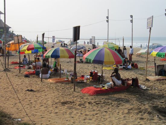 ... was sich früh morgens entpuppt als Sitzstellen und Arbeitsmaterial der Gurus von Varkala, die hier für Gläubige die Puja abhalten.