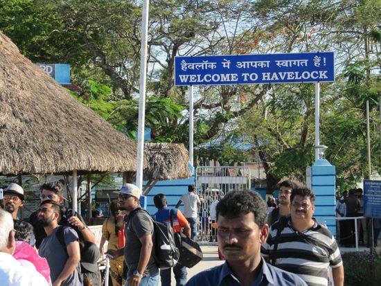 Ankunft in Havelock. Die Insel gehört zu den Ausnahmen, wo der Tourismus durch die Administration aktiv gefördert wird. Deswegen gehört sie zu den am meisten besuchten Inseln. Erwünscht ist vor allem Ökotourismus. Havelock war voll.