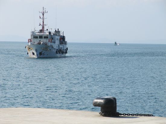 Mit der Government Fähre nach Neil Island (ca. 330 INR pp). 2 Stunden anstehen für die Tickets.