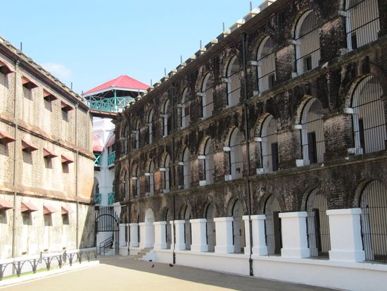 Cellular Jail in Port Blair. Seit 1910 wurden die Andamanen von den Briten auch für die Verbannung von politischen Gefangenen vom indischen Festland benutzt, und diese Gefangenen wurden im Zellengefängnis festgehalten.