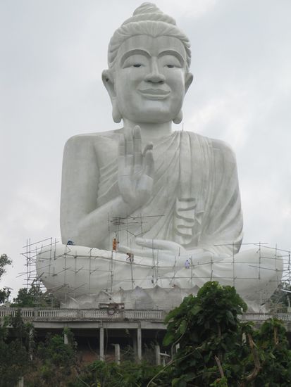 Am südlichsten Punkt unserer Tour diese riesige Buddhastatue, welche sich noch im Bau befindet. In der zugehörigen Tempelanlage bekommen wir je ein Glücksmedallion, einen Armbandfaden sowie ein Heft mit Informationen zur Anlage geschenkt. 
Wir sind uns ganz sicher, daß der Buddhismus des Landes die Menschen hier so außergewöhnlich macht. Bei all unseren Diskussionen untereinander und auch mit anderen stoßen wir immer wieder darauf, wie friedfertig, hilfsbereit, freundlich, vertrauensseelig, bescheiden und auch leicht, lustig, gemütlich und offen die Menschen hier sind. Das hängt letztendlich mit ihrem Glauben zusammen, der ja auch durchaus in "leichter Weise" praktiziert wird.