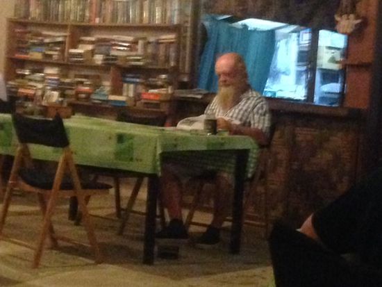 Sonny, der dänische Mann von Sa und Besitzer des Guesthouses. Von ihm erfahren wir, dass die Frauen noch beim Power shoppen in Phuket sind.