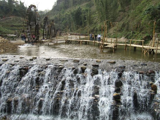 Wasserfälle und Wasserräder.