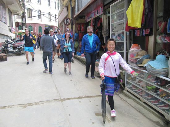 Mit freundlichem Lächeln und Regenschirm stramm voran.