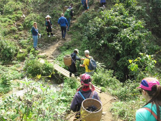 Es geht steil bergab (und bergan) über Bäche und Brücken.