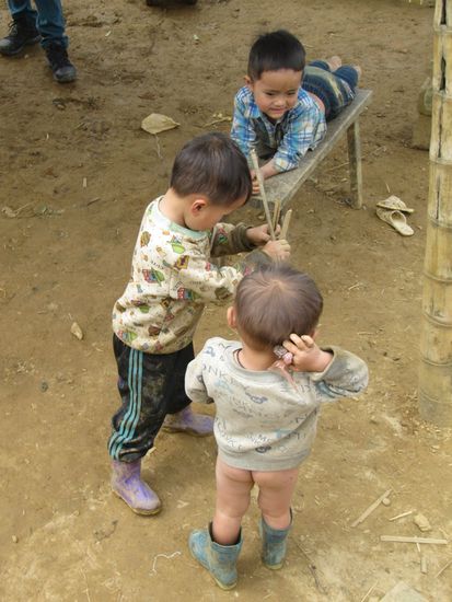 Kids brauchen schon Stiefel beim Spielen.