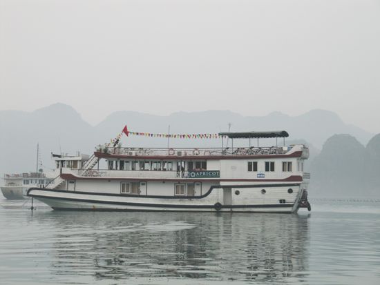 Unser "Seelenverkäufer" mit 19 Gästen an Bord. Wir waren oben!!! Essen war super. Abends Bier und Karaoke mit Kanada und Spanien. Nur die japanischen Mädels hatten sich verdrückt.