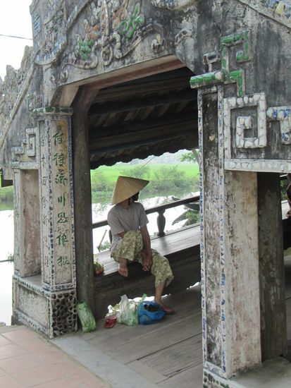 Mit dem Minibus weiter in Richtung Süden nach Da Nang. Auf dem Weg eine alte Holzbrücke.