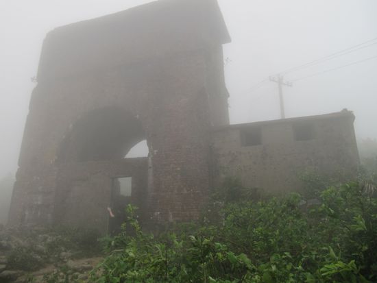 Oben. Der Hai-Van- oder Wolken-Pass. Er bildet die natürliche Grenze und Wetterscheide zwischen Nord- und Süd-Vietnam. Er ist ca. 20 km lang, erreicht 496 Meter Höhe.