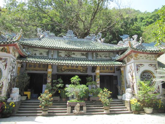Bei den Marmorbergen (Marble Mountains) etwa 10 km südlich von Da Nang. Die Marmorberge bestehen aus fünf imposanten Hügeln, welche bis zu 100 Meter aus der Ebene ragen. Die Einheimischen nennen die Marmorberge Ngu Hanh Son, was Berge der 5 Elemente bedeutet. Jedem der fünf Berge wurde ein Element zugeordnet: Wasser, Metall, Holz, Feuer und Erde.
