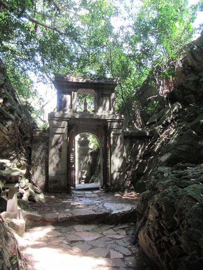 Der Berg Son Thuy (Wasserelement) ist der meistbesuchte der Marmorberge. Auf dem Weg nach oben führen Treppen und Pfade (und ein Aufzug), die von Pagoden und Grotten gesäumt sind. Am oberen Ende liegt eine spektakuläre Höhle.