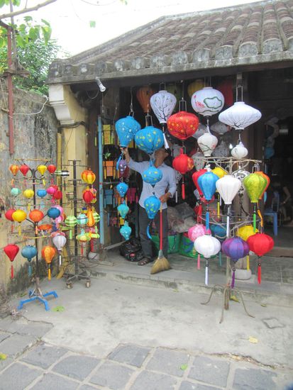 Überall Lampen und Lampengeschäfte. Diese kommen, besonders wenn es dunkel ist, zu Geltung.