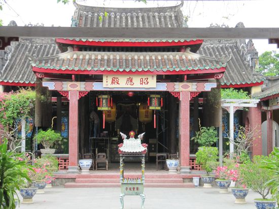 Drei chinesische Versammlungshallen, vier alte Häuser und die japanische Brücke oder der Quan Công Miếu (Tempel von Quan Công) können mit einem Ticket besichtigt werden.