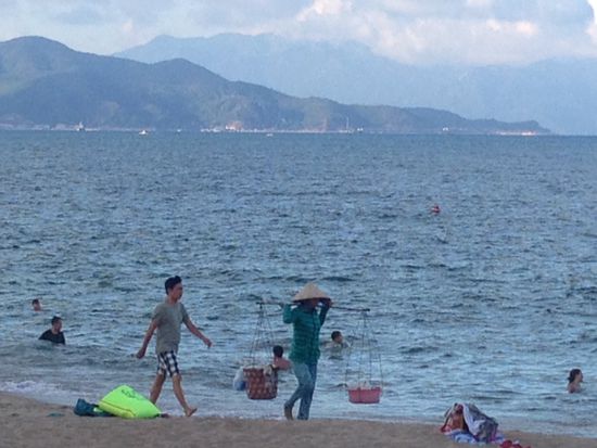 Der Strand. Sauber, aber völlig überlaufen.