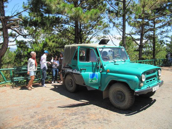 Ein Ausflug zum Lang Biang Mountain. 
TIP: Mit dem Bus von Da Lat 12km nach Lang Biang (12.000 Dong) und dann mit dem Jeep den Berg hoch (30.000 Eintritt plus 60.000 für Jeep 2ways). Ein eigenes Motorrad ist nicht erlaubt. Laufen ca. 2,5 Std. oder 15 min. mit dem Jeep.