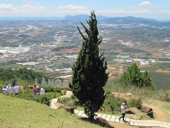 Oben dann eher ein Vergnügungspark, siehe Bilder unten.