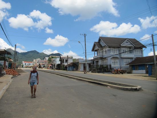 Weil der Bus für die Rückfahrt nicht kam, geht Frau (und Mann) zu Fuß durch Lang Biang.