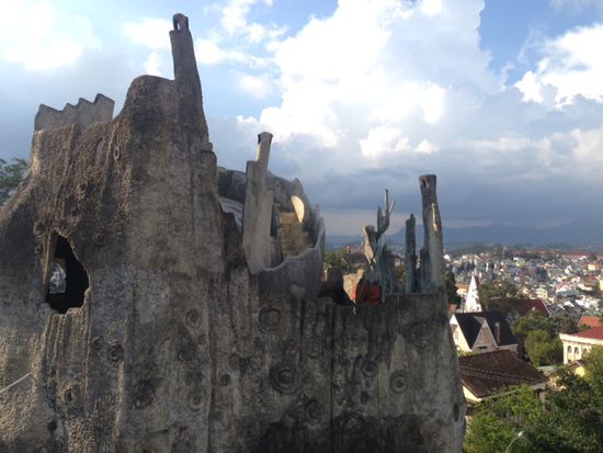Das Hang-Nga-Haus (vietnamesisch Biệt thự Hằng Nga), besser bekannt als das „verrückte Haus“ (engl: Crazy House) besteht aus mehreren Gebäuden und ist Gästehaus, Café und Kunstgalerie zugleich.