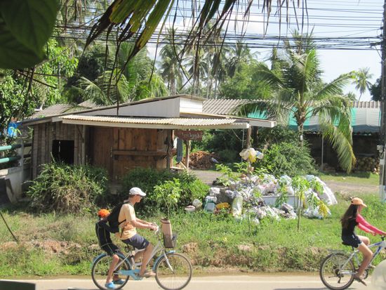 2 Wochen lang tut sich absolut nichts in unserem Dorf. Catwiesel (hier seine Hütte uns gegenüber) sammelt weiterhin fleißig leere Flaschen. Man trifft sich am 7eleven, ißt ein Eis oder trinkt einen Kaffee. Man geht zum Strand, liegt rum, man liest, arbeitet am PC, Hillo hilft Jane im Garten. Abends die Entscheidung zwischen 2 Restaurants. Montags sehr einfach, weil eins geschlossen. Die Hitze wird allmählich unerträglich.