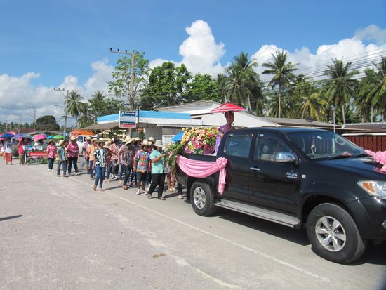 1. Tag. Es fängt morgens harmlos an, mit Umzügen. Die Mönche sammeln auf der Straße Gaben ein.