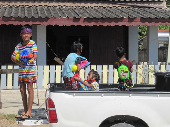 Die Kids üben schon mal mit ihren neu gekauften Wasserpistolen.