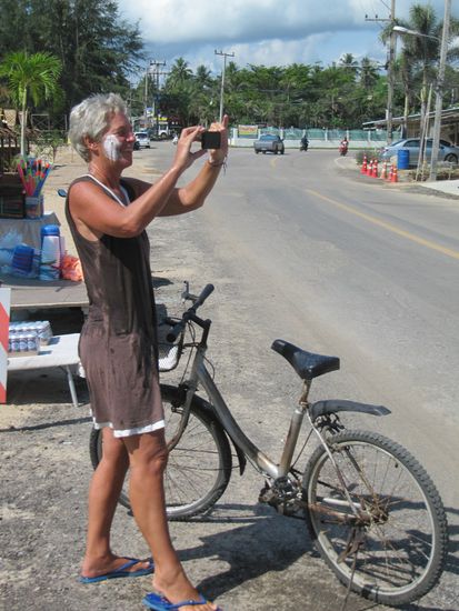 Frau wird schon mal naß und mit Babypuder eingeschmiert.