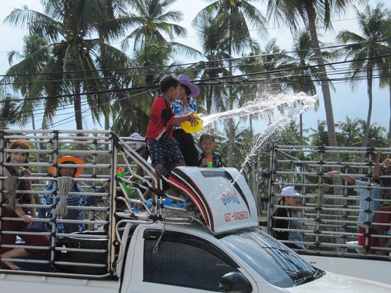 2. Tag. Pickups ohne Ende fahren durch unser Dorf, bombadieren sich gegenseitig mit Wasser.