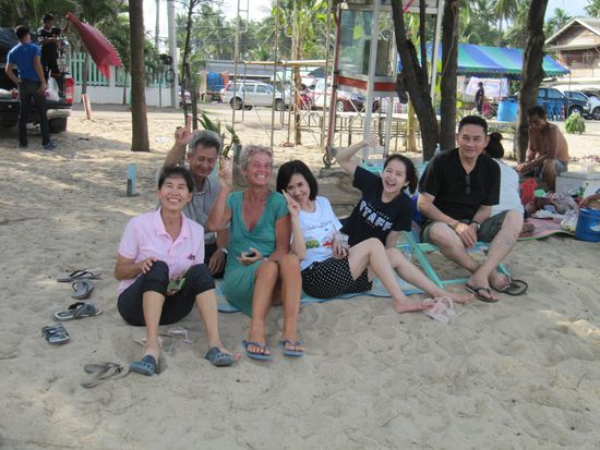 Die Familie am Strand. Links Jane.