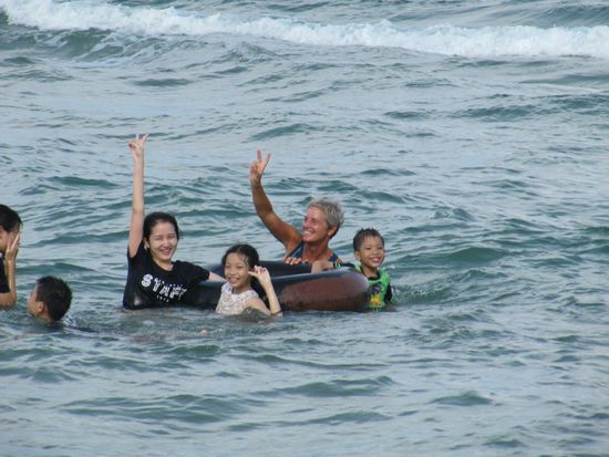 Mit den Kids der Familie beim "Autoreifen-Schwimmen". PS. Niemand kann hier so richtig schwimmen.