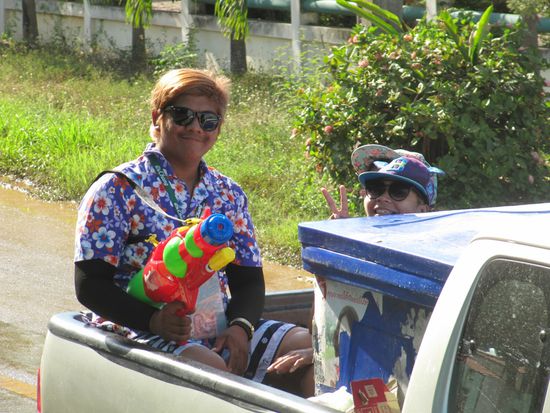3. Tag. Es geht weiter. 
Der Vollstrecker. Auf dem Pickup eine volle Tonne mit Wasser.