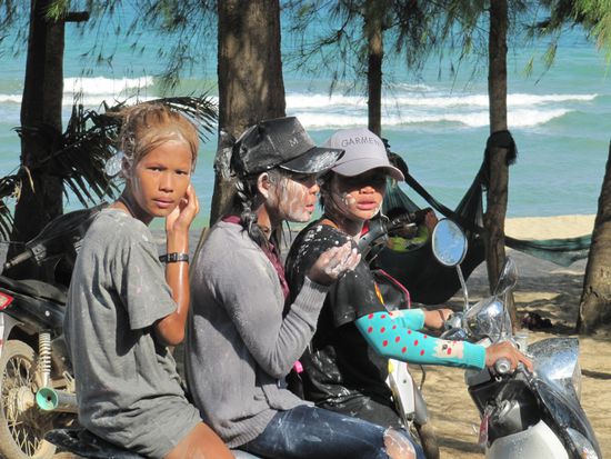 Wer kein Pickup hat, fährt Motorrad, natürlich mindestens zu dritt...