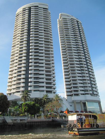 Wir lieben Bangkok. Massage, sightseeing, shopping, mit den Booten auf dem Chao Phraya fahren. Laut, vielfälltig, international. Ungewohnt nach der Ruhe und Bescheidenheit im Dorf.