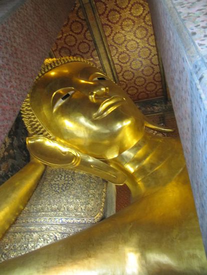 Die Hauptattraktion ist die berühmte 46 Meter lange und 15 Meter hohe vergoldete liegende Buddha-Statue (die man nie ganz fotografieren kann).