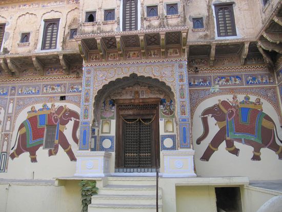 "Alte" Havelis sind innen und außen bunt bemalt...