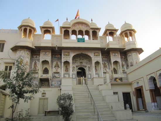 Noch ein Haveli. Die meisten sind nicht mehr bewohnt, andere sind Hotels oder Guest-Häuser.