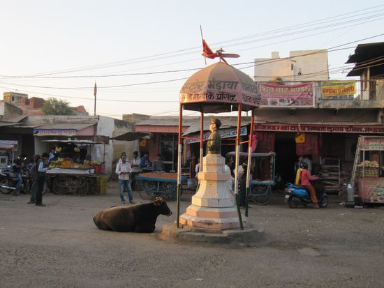 Die Haupt-Verkehrs-Kreuzung in Mandawa mit einer der vielen Kühe, die überall und überall rumlaufen und ihre Hinterlassenschaften hinterlassen.