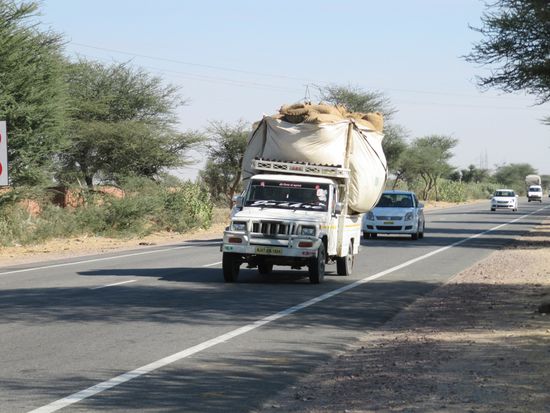 Hier werden Peanuts transportiert. Die Beladung auf dem Bild ist eher harmlos.
