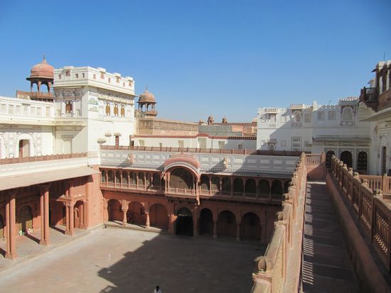 Das Bikaner Fort. Riesig.