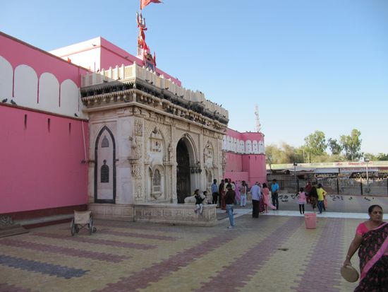 30km südlich von Bikaner: Der "Ratten"-Tempel (Deshnok Karni Mata Tempel), ...