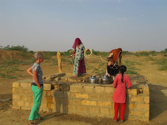Frauen - die nach Kasten getrennt - Wasser am Brunnen holen. Viel Zeit zum Tratschen.