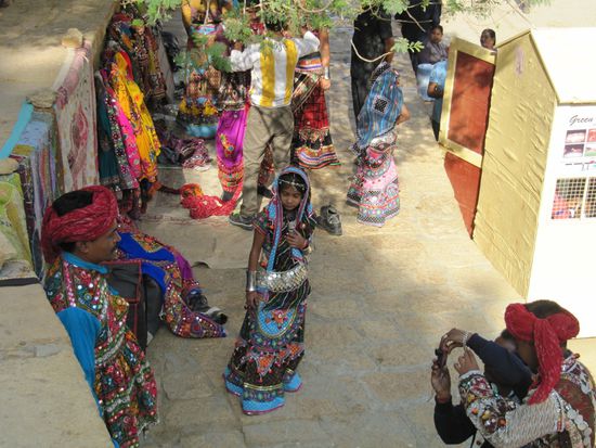 ... wie immer, mit bunten Verkaufsständen überall ...