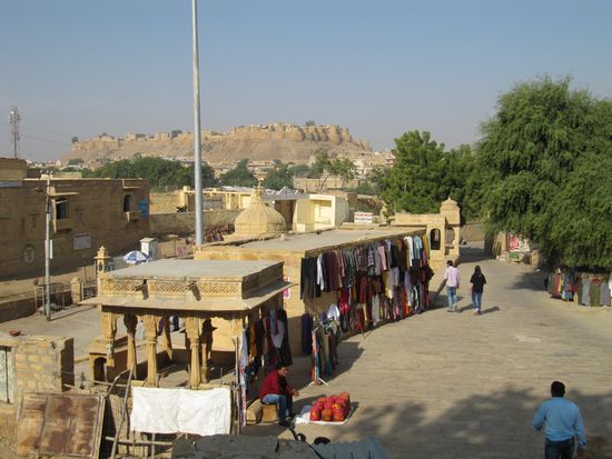 Im Hintergrund das gigantische, sandfarbene Jaisalmer Fort.