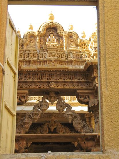 Im Innern des Forts eine eigene Stadt mit Tempeln, Gasthäusern und natürlich Geschäften. Wir haben uns hier in der Mittagshitze in einem kühlen Hinterraum eine ajurvedische Massage gegönnt.