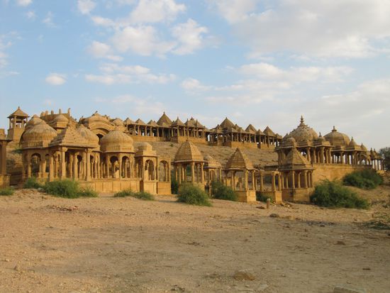 Vyas Chatris, Begräbnisstätten diverser Maharadschas, auf einem Hügel außerhalb der Stadt mit schönem Sonnenuntergang.