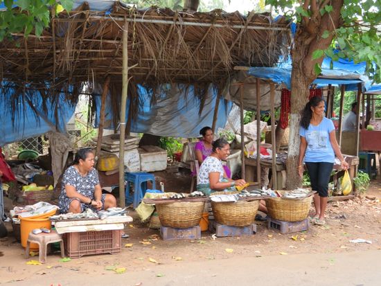 An der Hauptkreuzung bei MARIA HALL.