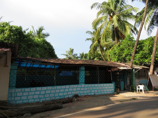 Diese Bude wird in 10 Tagen unser Lieblingsrestaurant FINE-FOOD. Die Jungs aus Nepal (3 Tage mit dem Bus!!!) sind nach uns eingetroffen und versuchen, Ordnung zu schaffen. Unsere Frühstücksbude von letztem Jahr am Strand ist sogar komplett verschwunden.